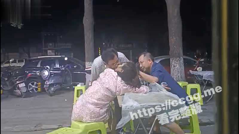 湖北街头 大爷和中年眼镜男路边大排档捡尸醉酒女 咸猪手摸逼揉胸-51吃瓜网