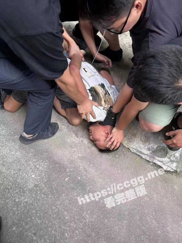 广西南宁一男子反复殴打便利店收银员 收银员报警尖叫大喊！-51吃瓜网