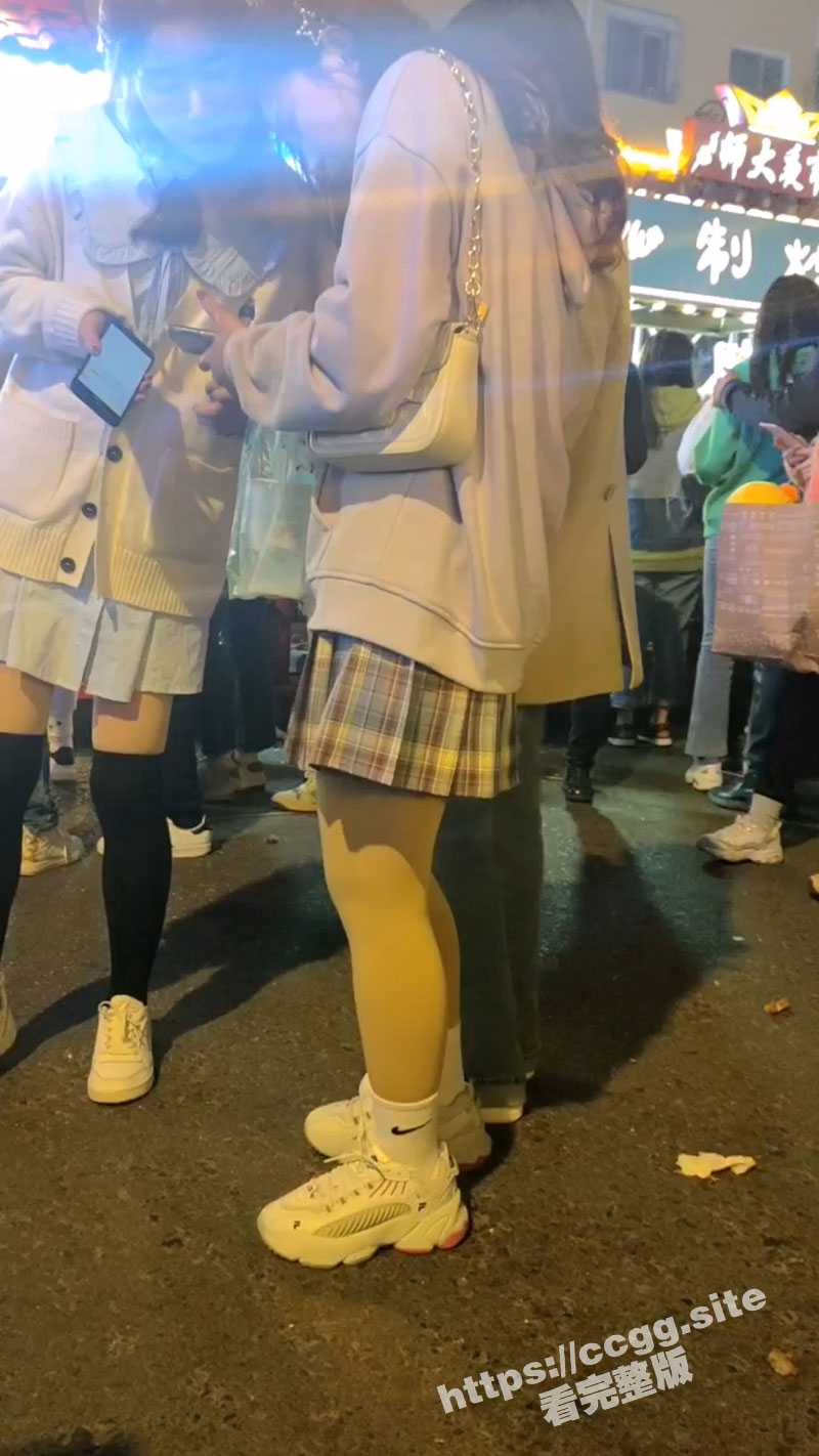 有变态出没请注意！达叔 黑虎 街射 露出（全系列）小姐姐们都吓坏了！非常刺激 - 51吃瓜网-51吃瓜网