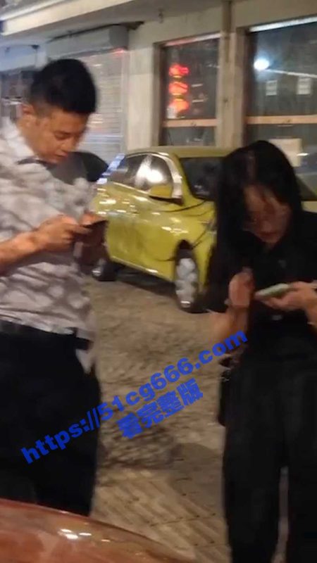 饥渴男女当街做爱 朋友拍摄视频上传网络  保定育才花园门口路段醉酒男女当街不雅视频疯狂流传-51吃瓜网