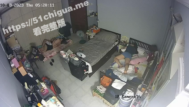 破解摄像头偷拍！姐姐带男友回家过夜 早上当着妹妹的面帮男友口爆 妹妹尴尬无奈转身装睡！-51吃瓜网