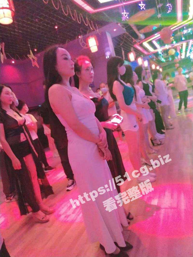 尺度最大的莎莎舞偷拍集合 大庭广众下吃鸡 借着灯光昏暗各种摸奶抠逼 - 51吃瓜网-51吃瓜网