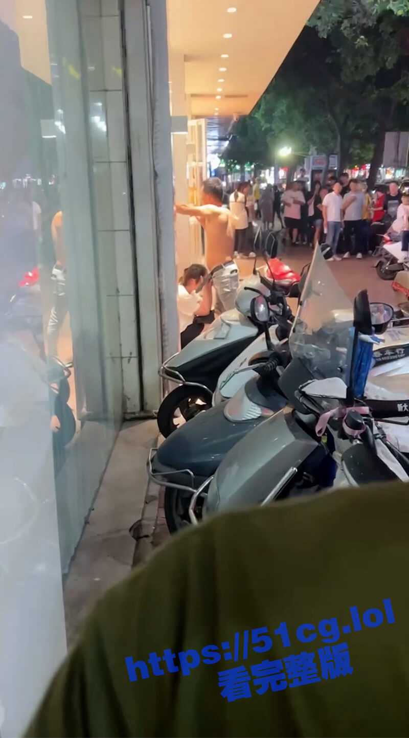 福建霞浦 情侣耐不住寂寞当街口交 车来人往竟旁若无人 喝多了还是想出名想疯了？ - 51吃瓜网-51吃瓜网