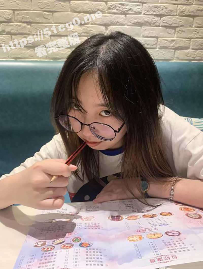 有男朋友的大学生骚逼 背着男友跟学长去民宿补习 戴着眼镜的乖乖女学霸 摘了眼镜就是小母狗！ - 51吃瓜网-51吃瓜网