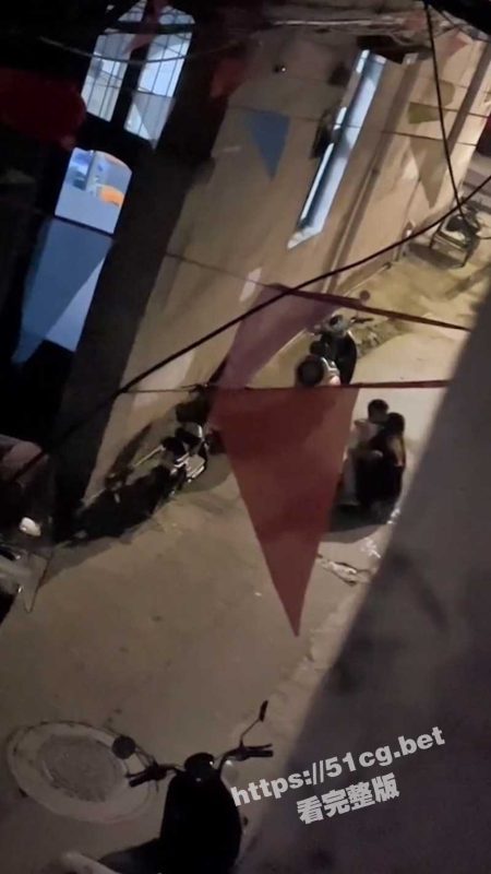 温州杏垟村 亲嘴亲缺氧了？110  120到场 被担架抬走了！-51吃瓜网