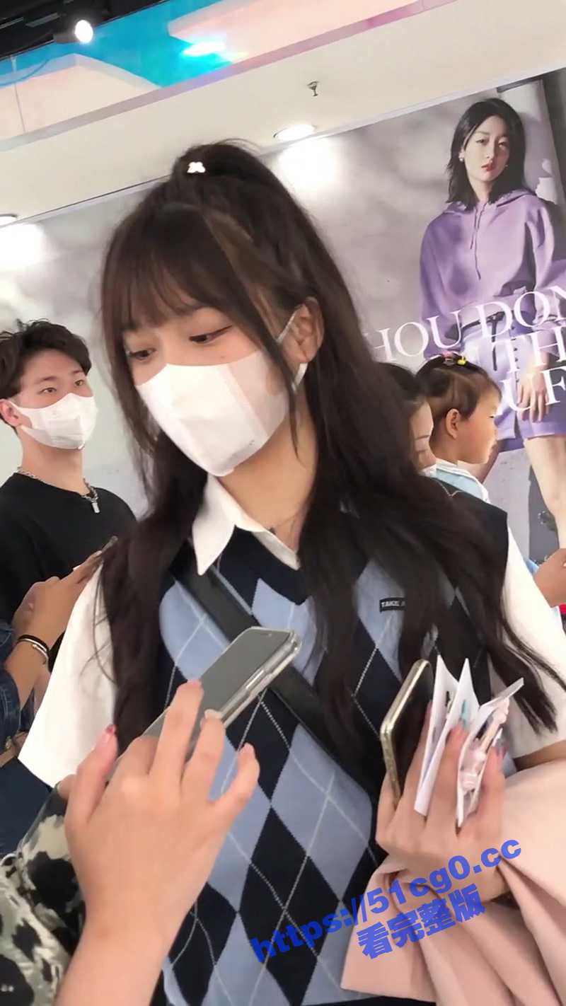 来一波精品抄底！蕾丝内裤无内 还有个地铁上跟男友吵架的 转头就被偷拍 各个颜值都在线 全程一镜到底！ - 51吃瓜网-51吃瓜网
