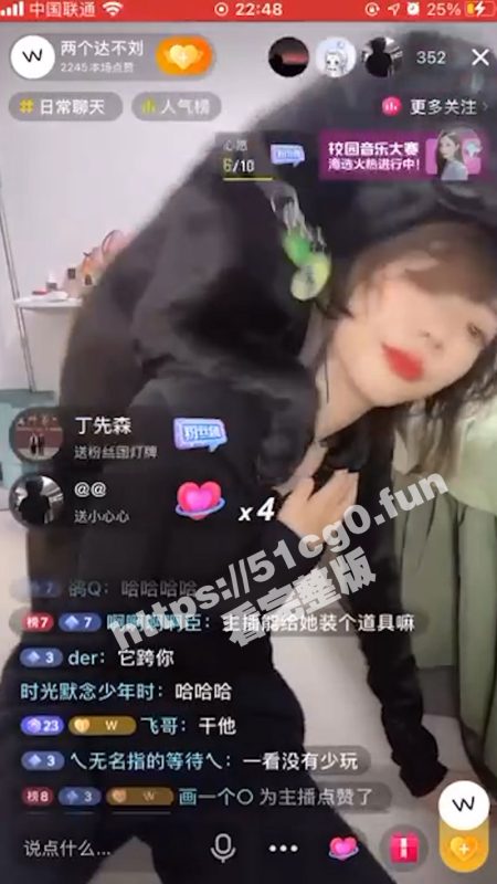 直播被狗日了！直播间狗狗直接骑脸疯狂输出 女主播在镜头前默默享受狗跨人的刺激感！-51吃瓜网
