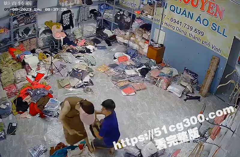 黑客破解摄像头偷拍！直播带货的服装店老板娘在仓库整理货物 被老公强行拉进休息间强上 干翻了！-51吃瓜网