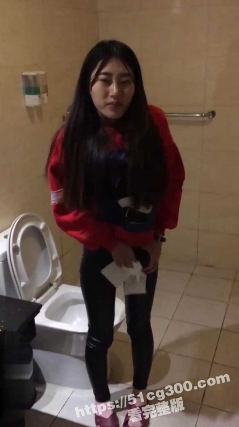骚货人妻与情人酒店偷情 绿帽老公打电话 骚货一边跟老公说话一边玩着情人的肉棒 - 51吃瓜网-51吃瓜网