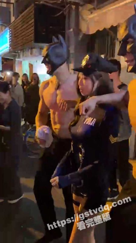 蝙蝠侠都是孤独的！上海 万圣节 活动 街头出现赤膊“蝙蝠侠” 帅不过三秒 最后被带走了！-51吃瓜网
