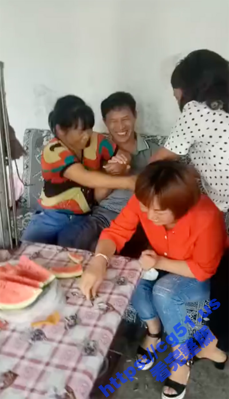 三十如狼四十如虎 五十坐地能吸土！几个吸土大妈强行脱裤 玩弄大叔阴茎！ - 51吃瓜网-51吃瓜网