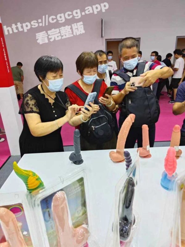 广州大型成人用品展 大奶模特各种无底线漏奶漏毛 大爷大妈忙着拍照 钟爱黑鬼的安琪儿竟然乱入会场！-51吃瓜网