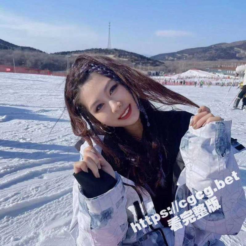 瓜友分享 骚货女友人前总是装作一脸可爱 仔细看她吃鸡巴的样子很单纯吗？-51吃瓜网