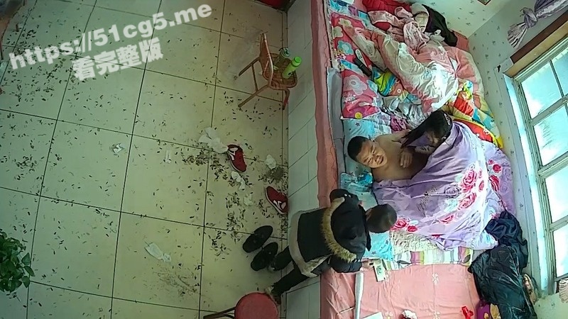 破解家庭摄像头偷拍 当着小男孩的面做爱 妈妈激情上位摇臀 毫不回避 真变态！-51吃瓜网