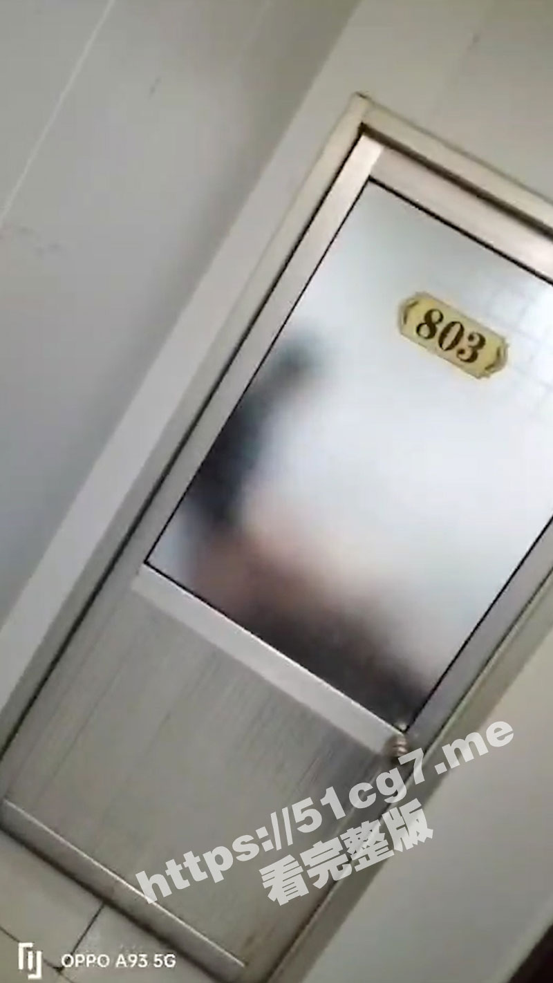 完犊子!饭店吃饭批瘾来了拉起小三厕所开干!被女儿发现喊妈妈去厕所看爸爸打架~ - 51吃瓜网-51吃瓜网