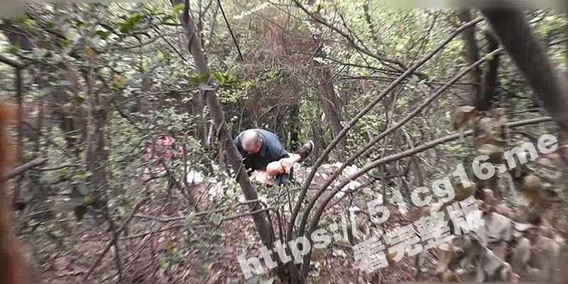 在树林偷拍到大爷和大妈搞野战 大爷在大妈身上翻云覆雨 用一个姿势战斗到结束 可把大爷累坏了！-51吃瓜网