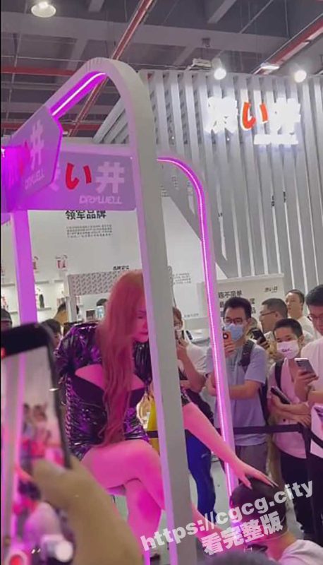 这是哪位瓜友 情趣展大庭广众直接给女主人舔高跟鞋-51吃瓜网