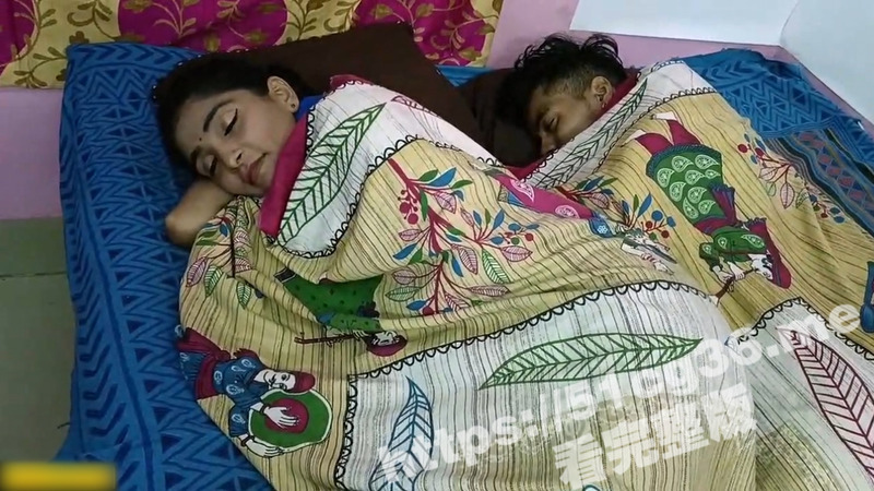 印度 与老公在同一张床上睡觉时 出轨的人妻与情夫来做爱 被老公当场抓包-51吃瓜网