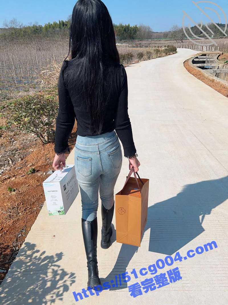 乱伦大神 会喷水的亲姐姐 出租房里让姐姐插着跳蛋打扫卫生 掐着脖子日她还喊着爸爸操我！ - 51吃瓜网-51吃瓜网