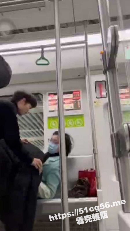 现在的大学生真是乐于助人 去年给地铁阿姨盖被子 今年帮阿姨穿鞋 还是好人多！-51吃瓜网