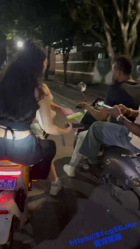 小仙女看见黑人 主要要求加微信交换联系方式 感觉要当场排卵撅起屁股求操了！-51吃瓜网