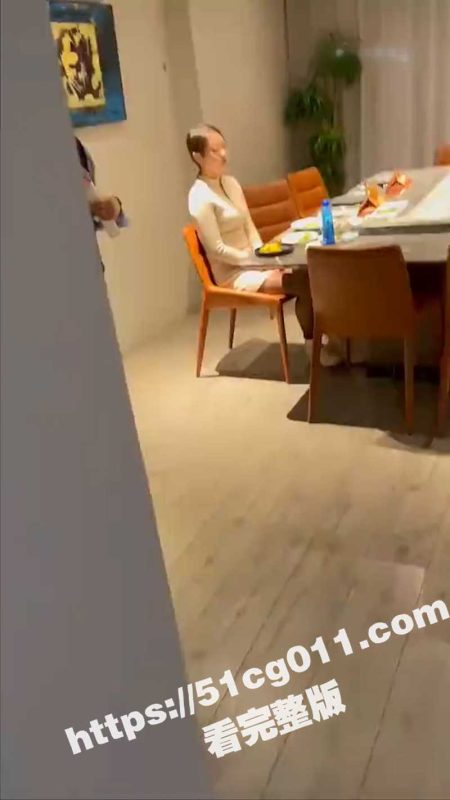 我没钱结账 你帮我买了这单吧 你让我做什么都行！相亲对象没钱买单 只好被老哥带回酒店 直接把她操到潮喷！-51吃瓜网