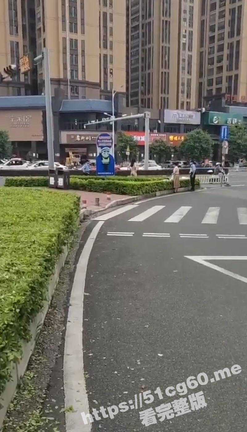 广西贵港惊现裸女出街 警察叔叔合围才抓住拖走 女的还在歇斯底里挣扎 不知道受了什么刺激! - 51吃瓜网-51吃瓜网