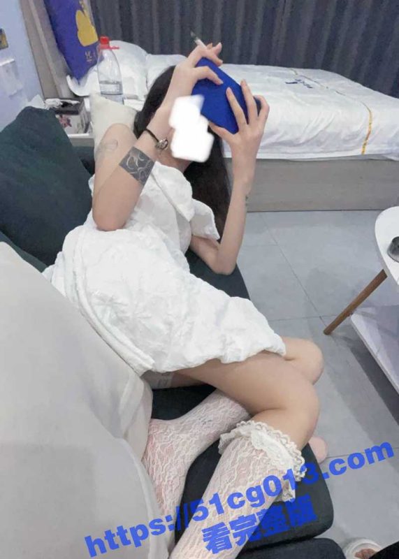 SM大神调教白袜肛塞小母狗  藤条狠狠抽打屁股和逼上 看着都疼 下手可真狠 ！-51吃瓜网