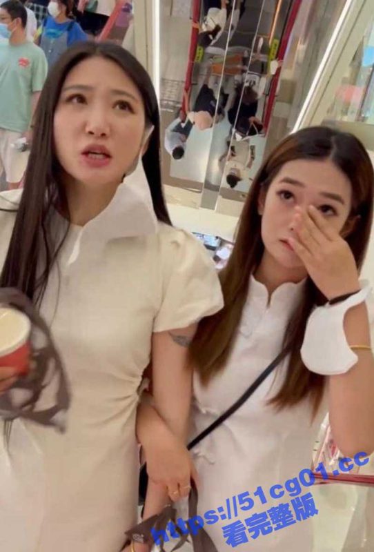 广州商场偷拍抄底两位旗袍美艳少妇！看穿搭谁更反差 显然是黑色内内高跟少妇更胜一筹！-51吃瓜网