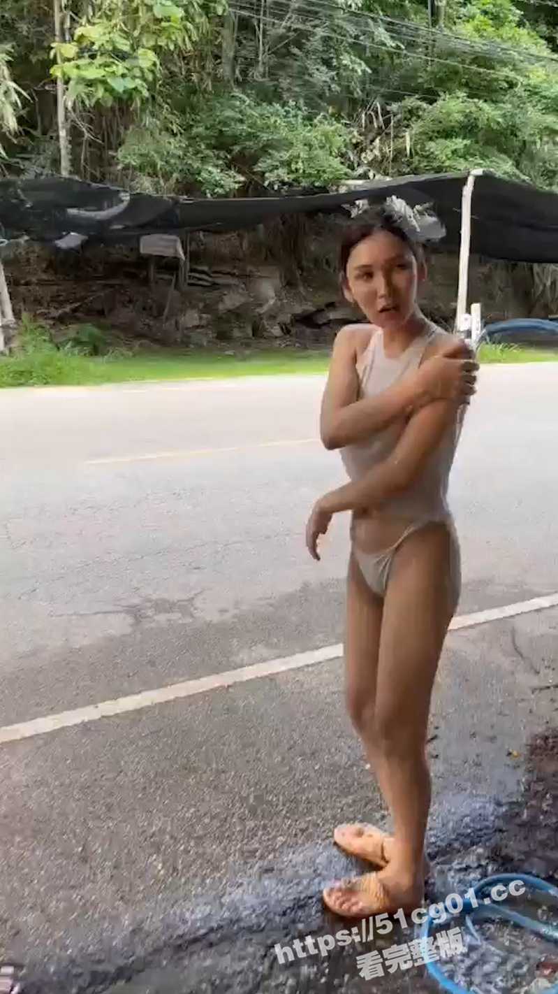 极品少妇在路边洗澡 春光乍泄 摸奶扣逼两不误 根本不在意！ - 51吃瓜网-51吃瓜网