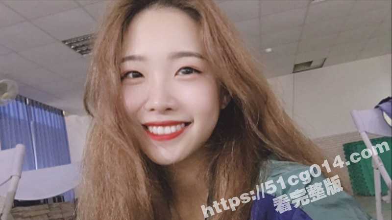 山东辅仁学校的年级美女老师 邓安莱 背着男友勾搭教导主任 含着肉棒疯狂吮吸口交 把主任舔得欲仙欲死-51吃瓜网