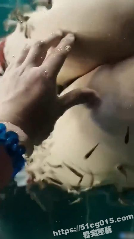 鱼疗吃逼啃翘臀 长腿翘臀性感母狗 在鱼疗点玩露出 上百张嘴吃逼咬屁股 一定很爽吧-51吃瓜网