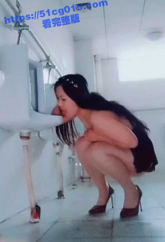 肉丝短裙骚母狗在体育学校的男厕露出 自慰放尿舔尿池 中间好几次差点被发现 全程紧张刺激！-51吃瓜网