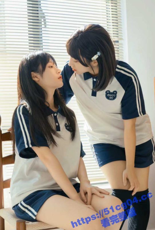 女版绿帽 妹子看着男友操闺蜜 听着闺蜜的叫床声自慰抠逼 最后用双头龙女女互插高潮-51吃瓜网