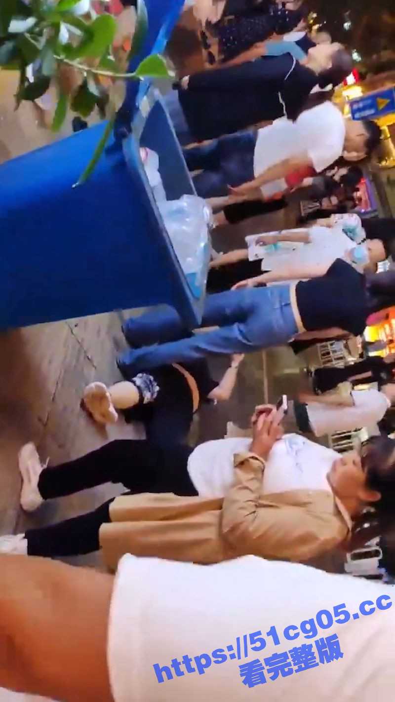 急!云南昆明金康商铺广告牌掉落 导致这位妈妈两个小孩受伤 宝妈现在寻求照片和视频帮助 - 51吃瓜网-51吃瓜网