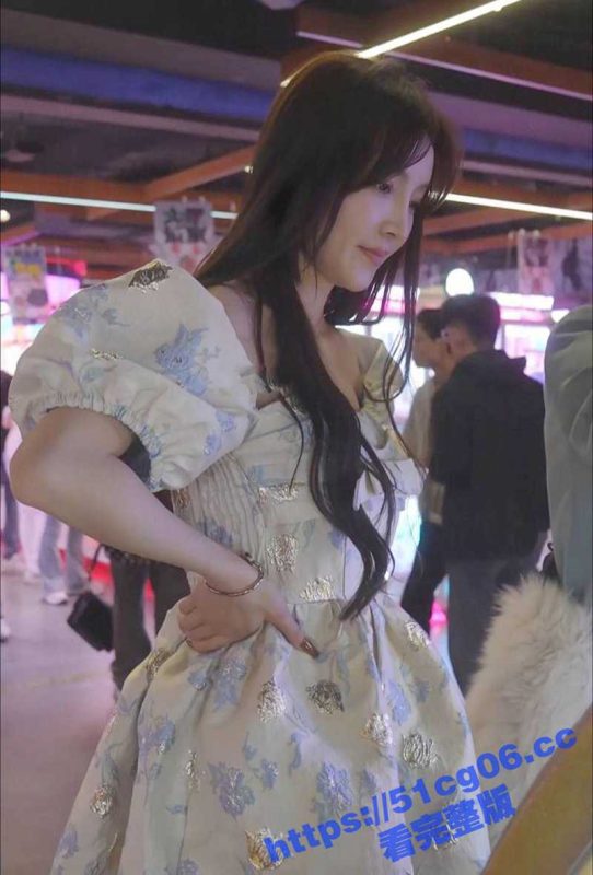 跟踪尾随偷拍抄底高颜值连衣裙甜妹 漂亮的脸蛋搭配饱满浑圆的屁股和大腿 内内夹在屁缝里十分诱惑-51吃瓜网