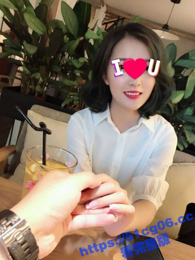 成都两个亲兄弟都是绿帽奴 带着自己白嫩的老婆在酒店玩换妻游戏 不是一家人不进一家门 - 51吃瓜网-51吃瓜网