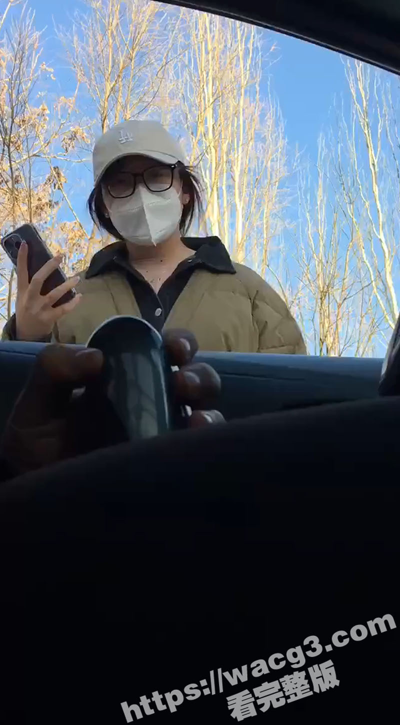 变态在车内搭讪美女 让她扶飞机杯帮自己打飞机 美女犹豫再三后 决定还是要发扬助人为乐的优良传统 - 51吃瓜网-51吃瓜网