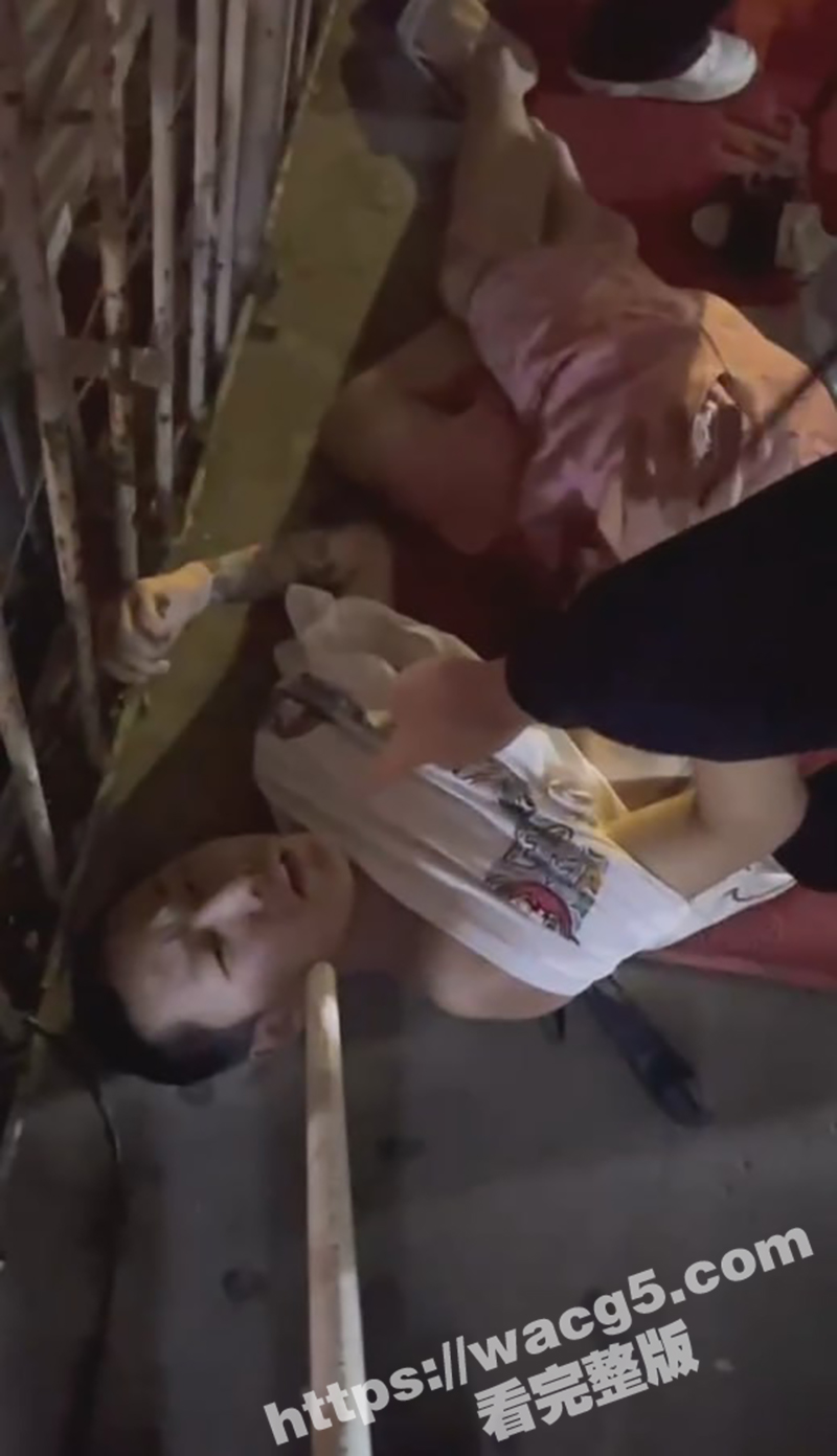 东北街头再现黑社会霸凌 精神小伙被黑社会手持棍棒从网吧拖走 火拼现场实属激烈 - 51吃瓜网-51吃瓜网