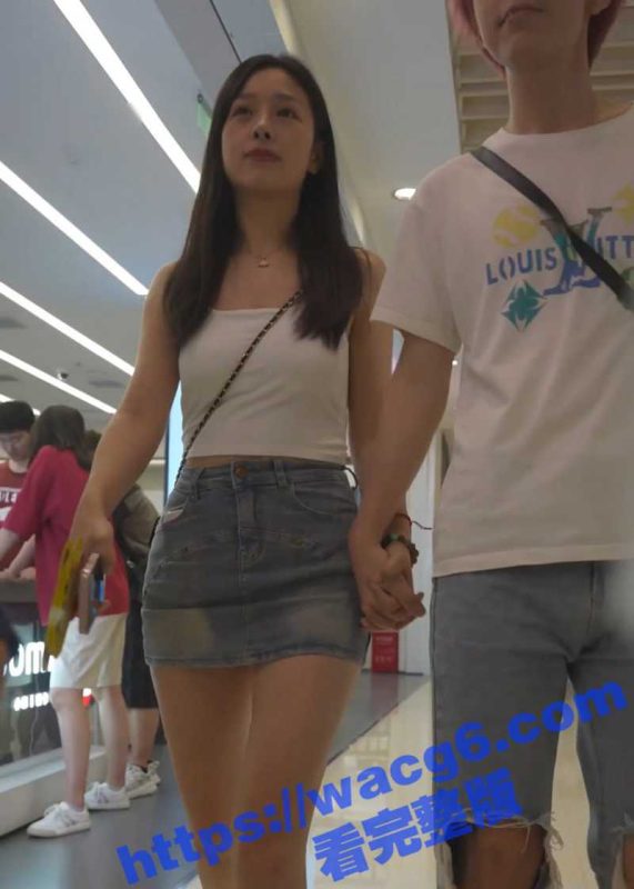 商场抄底 偷拍大长腿美女 牛仔短裙根本遮不住屁股 弯腰瞬间丁字裤翘臀完全暴露在镜头里！-51吃瓜网