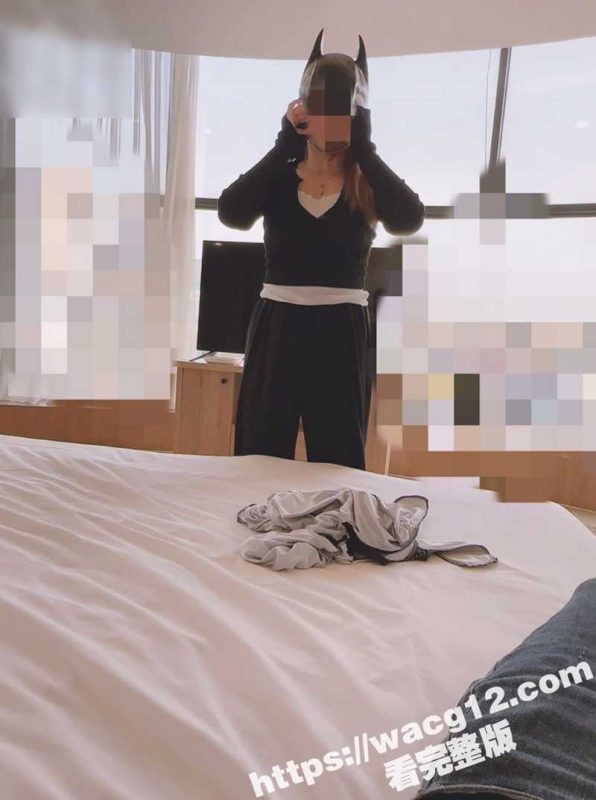 乱伦大神酒店妹妹 换上蝙蝠侠套装 疯狂抽插妹妹小穴 最后最直接射进嘴里 太刺激了-51吃瓜网
