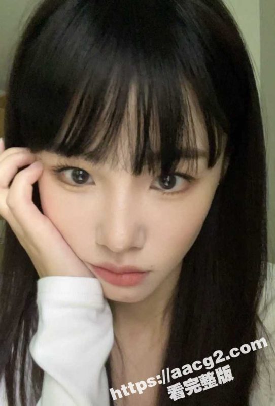 甜美萝莉音学生妹跟金主酒店开房 网袜足交骑乘啪啪 还边跟姐姐通电话 颜射糊脸让人欲罢不能-51吃瓜网