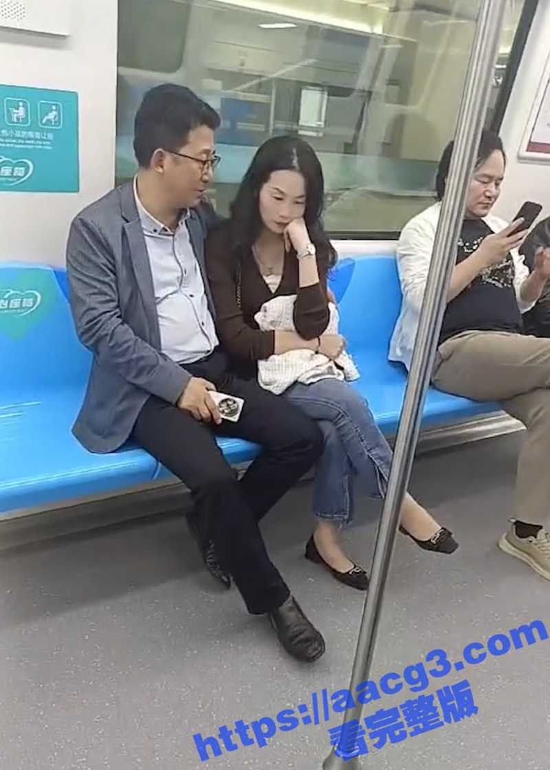 江苏地铁上渣渣女左拥右抱 这娘们太污她到底是谁的呀?这女的真吃香 这真不怕熟人看到吗? - 51吃瓜网-51吃瓜网