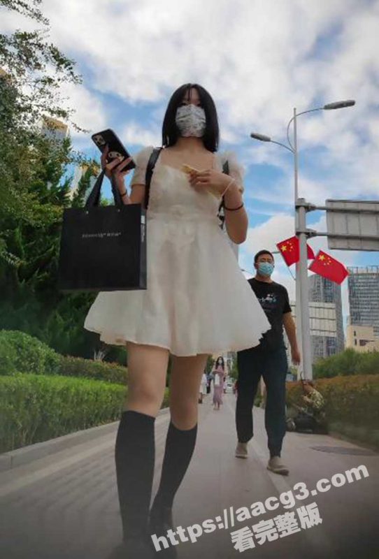 青岛尾随偷拍真空白裙美女 白皙美腿摆动露出茂密阴毛 裙底风格尽收眼底-51吃瓜网