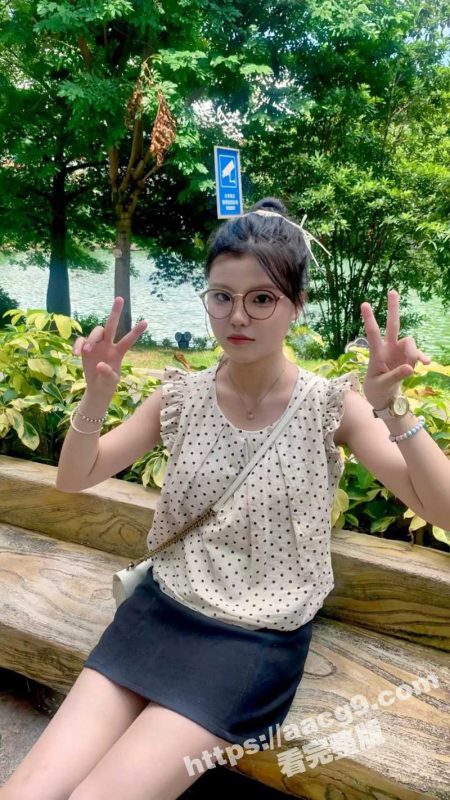 广西职业技术学院清纯学妹 李铭铭 疯狂丝袜控小母狗嫩腿任由把玩舔弄 淫乱多人运动滥交成性被曝光-51吃瓜网