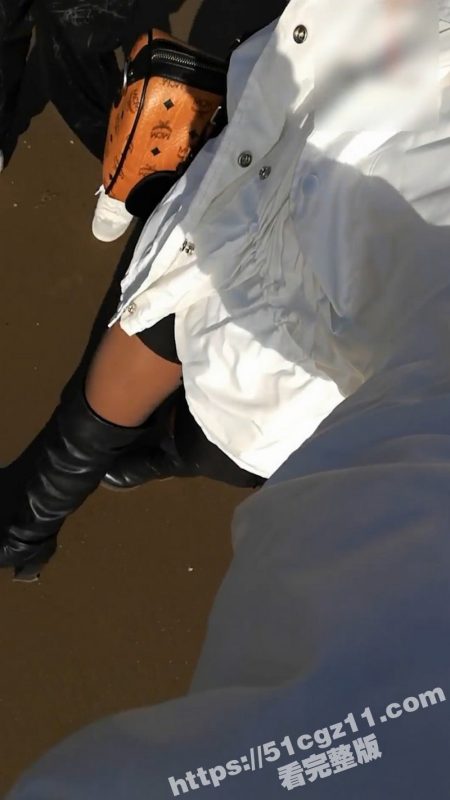 沿海某学院学生妹和男友海滩激情野战 脱掉内裤翘美臀被无套后入爆操 国语对白 跪舔口爆-51吃瓜网