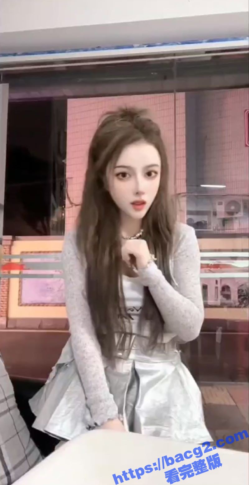 漫展厕所偷拍超高颜美女网红上尿尿 最炸裂的是出来后还怼脸拍摄搭讪加微信！ - 51吃瓜网-51吃瓜网