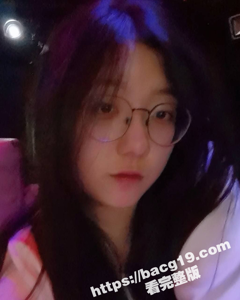 极品身材眼镜妹 被男友背刺出卖 趁女友睡着偷偷拍小视频 分享给兄弟炫耀 - 51吃瓜网-51吃瓜网