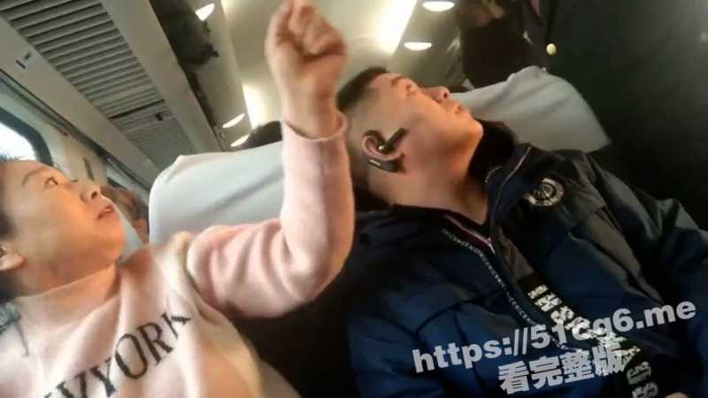 山东女子火车上霸占座位 乘警过来调节时 争执的对白好像在说相声 让人引俊不止 超级搞笑!-51吃瓜网